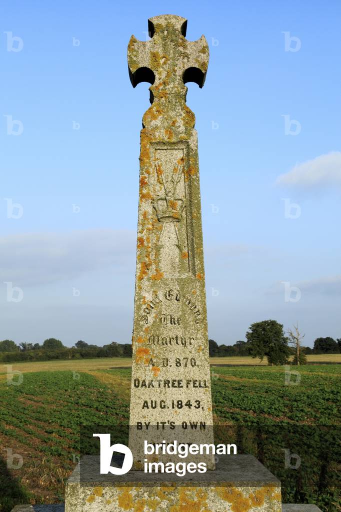 Cross marking site of Saxon King Edmund's martyrdom, Hoxne, Suffolk (photo)