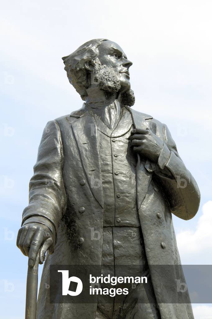 Statue to Henry Styleman Le Strange, creator of the 19th century Hunstanton seaside resort, Hunstanton, Norfolk, England (photo) 