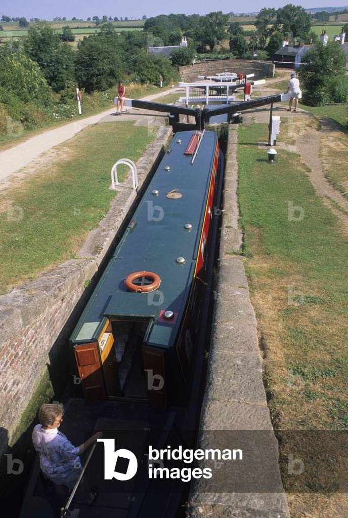 Barge in lock (photo)
