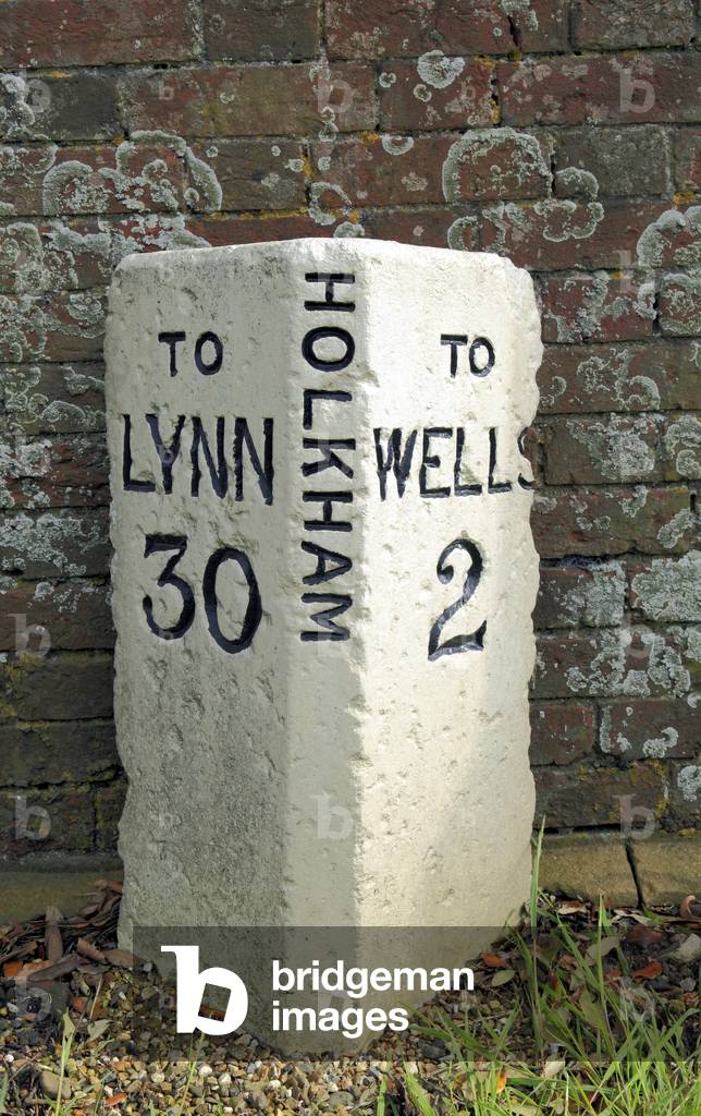 Milestone, Holkham to King's Lynn and Wells-next-the-Sea, Norfolk, England, UK (photo)