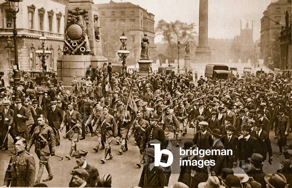 Le 1er bataillon ecossais de Londres marche dans les rues de Londres apres le retour de France - 1st Battalion London Scottish marching through London on arrival from France, May 16th, 1919 : During the First World War the 1st Battalion of London Scottish was the first Territorial Infantry Battalion in action against the Germans at Messines on 31st October 1914, and it continued to serve in France and Flanders throughout the war