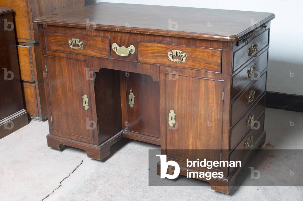 A George II Kneehole desk (mahogany)