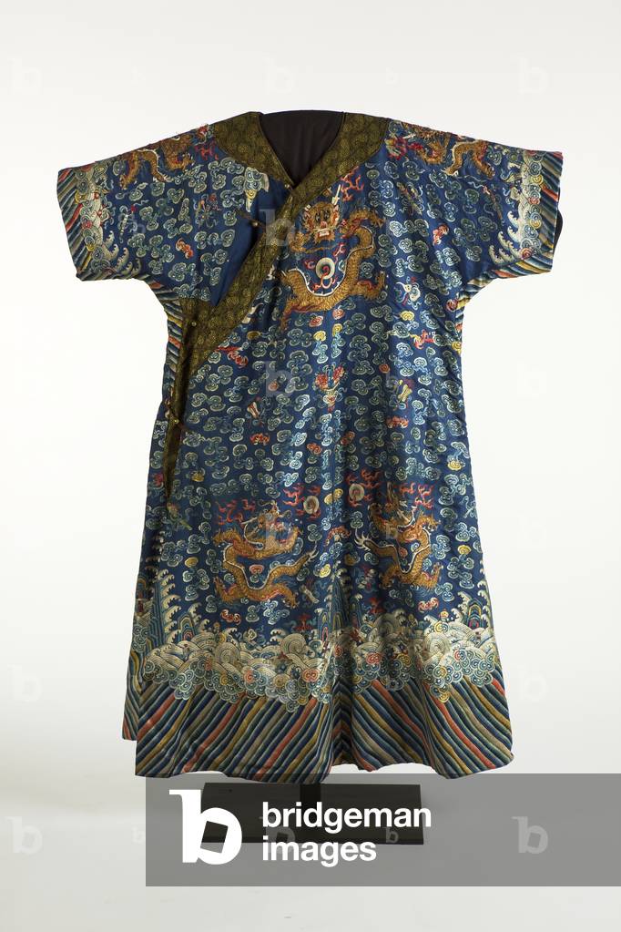 Abito drago cinese con draghi ricamati a mano in filo e simboli dorati, c.1920-30 (seta)