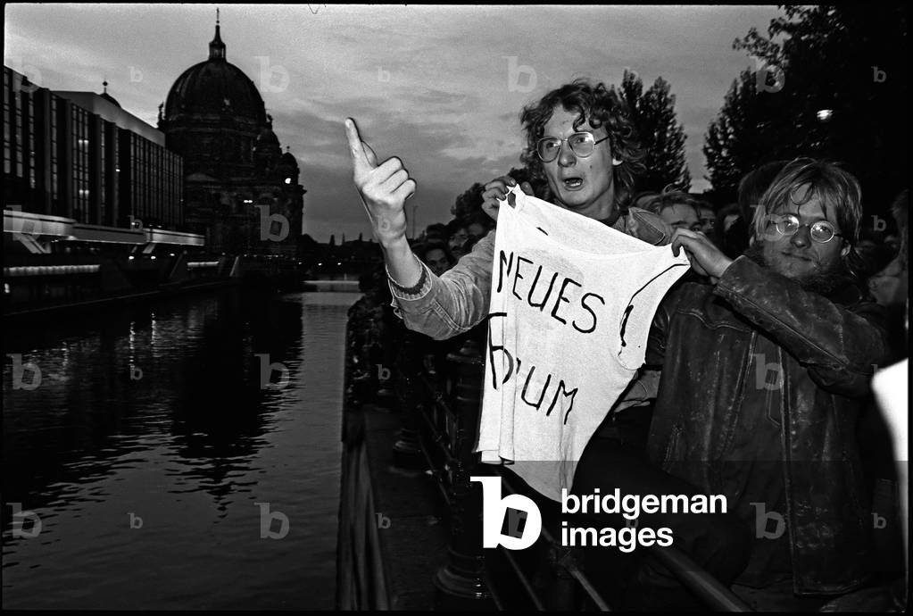 Protesters by the Palast der Republik, housing party members and governors celebrating GDR Foundation Day, on the bank of the River Spree, Berlin, 7th October 1989 (b/w photo)