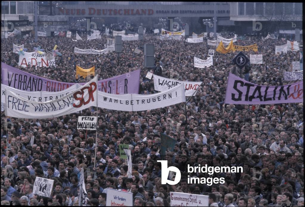 Crowd demonstrating in Alexanderplatz, Berlin, East Germany, 4th November 1989 (photo)