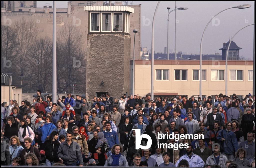 Tens of thousands of East Berliners take the opportunity to visit West Berlin, 11th November 1989 (photo)