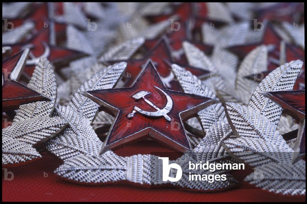 Military pins from the GDR, sold as souvenirs following the dismantling of the Berlin Wall, July 1990 (photo)