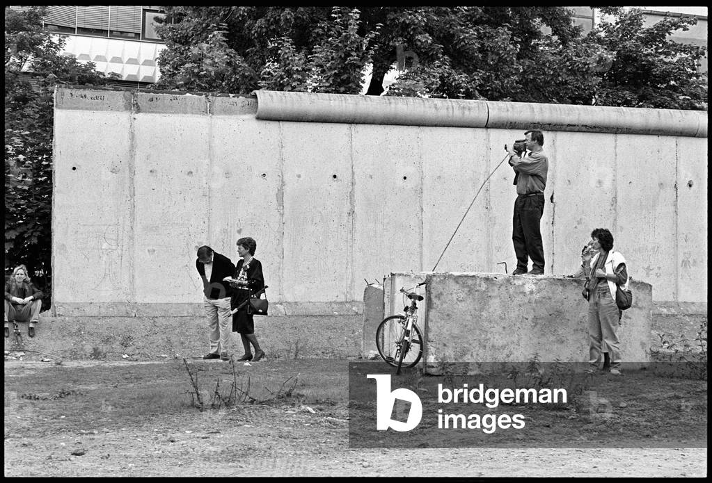Visitors to the the former military zone at Bernauer Strasse, following the fall of the Berlin Wall, Wedding, Berlin, June 1990 (b/w photo)