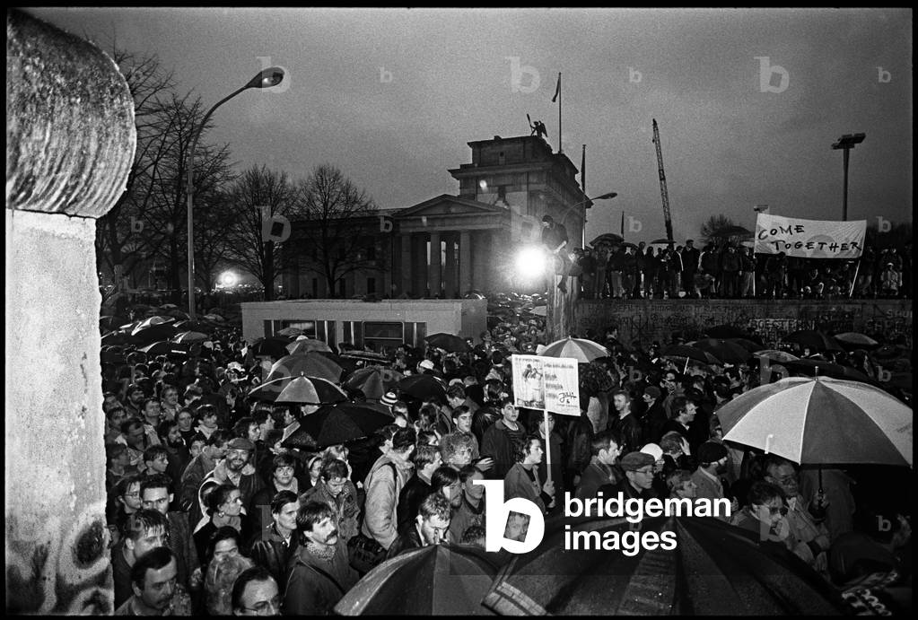 Protestors in front of the Brandenburg Gate border crossing, 22nd December 1989 (b/w photo)