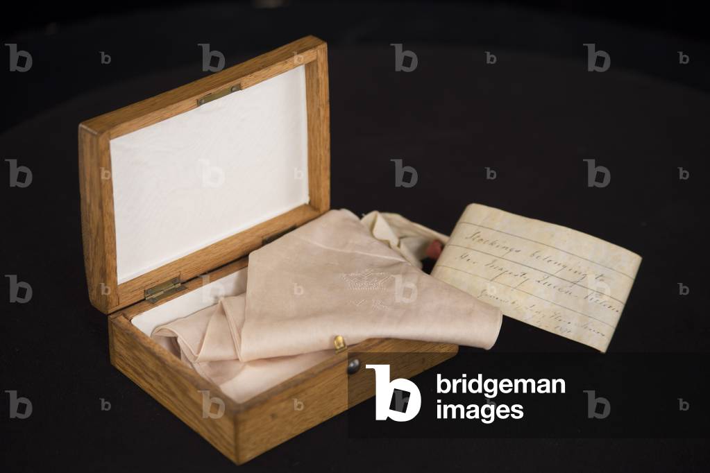 Queen Victoria's Stockings, 1870 (silk stockings in oak box)