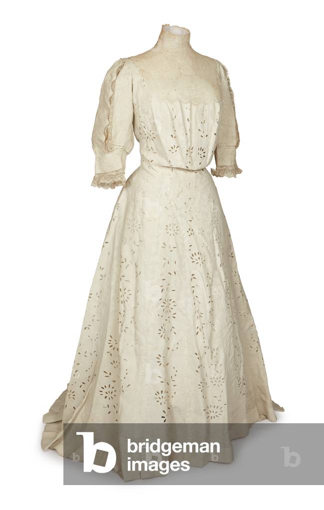 Linen and lace dress possibly worn by Queen Mary, 1904