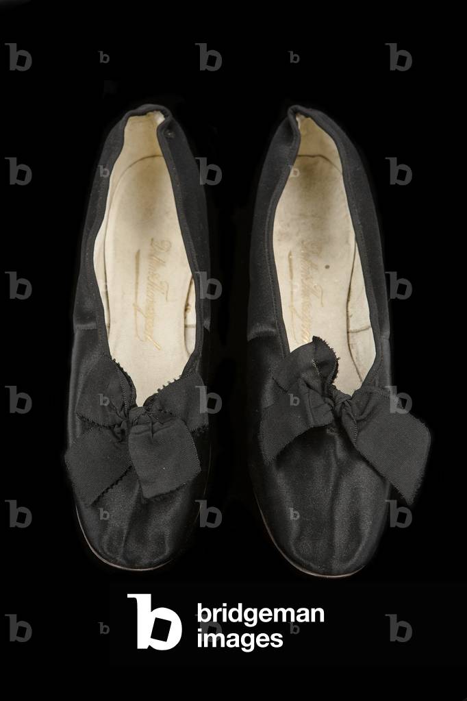 Court shoes, c.1869 (satin, canvas & kid leather) (see also 1215003)