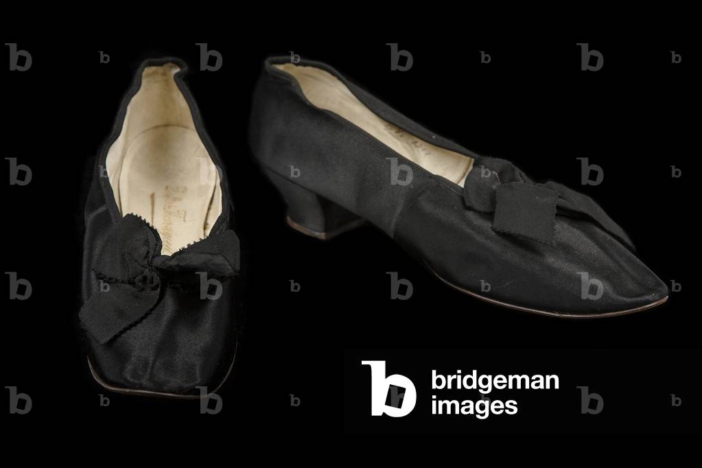 Court shoes, c.1869 (satin, canvas & kid leather) (see also 1215002)