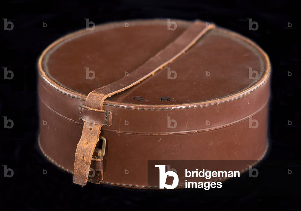 Collar box, c.1890-1920 (leather, cardboard & metal)