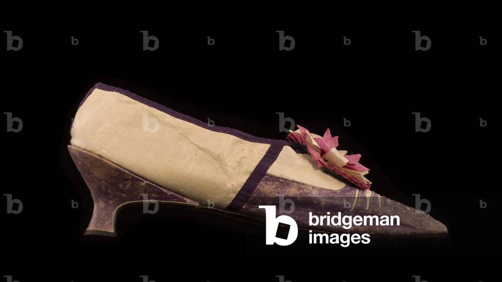 Lady's court shoe with rosette, c.1790s (ivory & purple kid with silk ribbons)