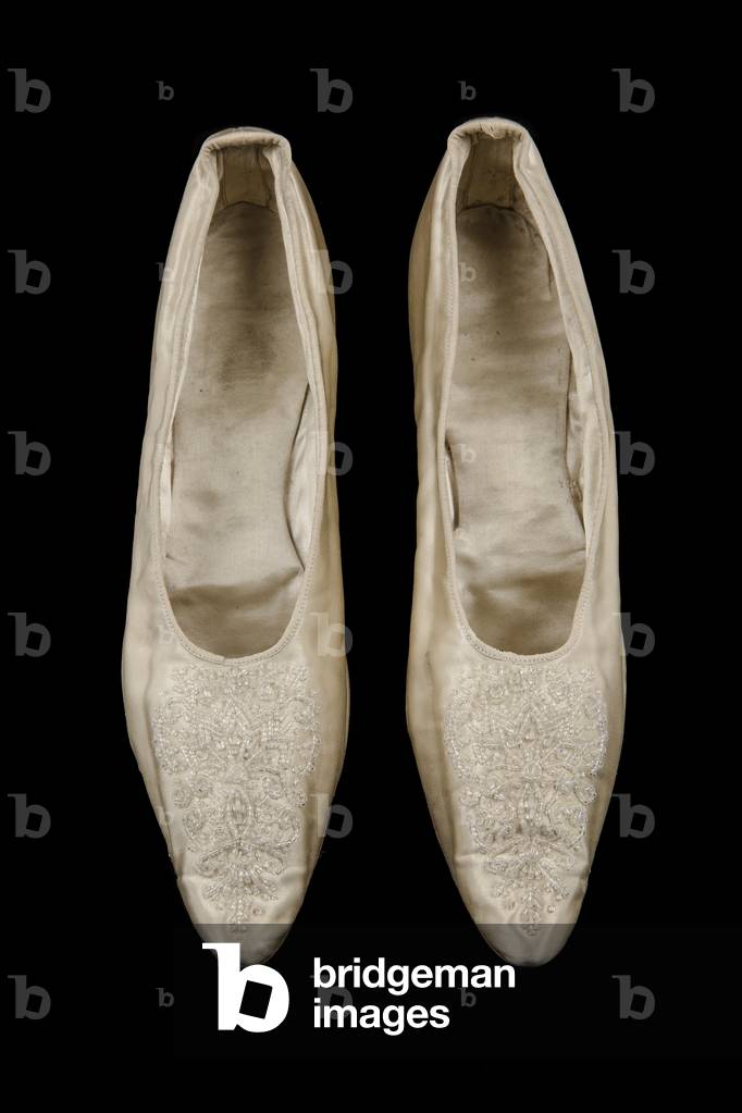 Lady's court shoes, c.1911 (silk satin & glass beads) (see also 2625009-10)