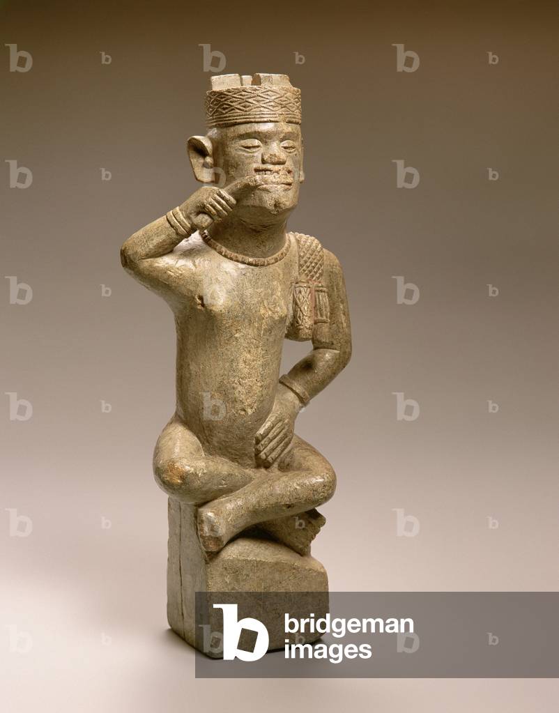 Monument funéraire Kongo (tumba) d'un homme mâchant une tige de plante, b/w