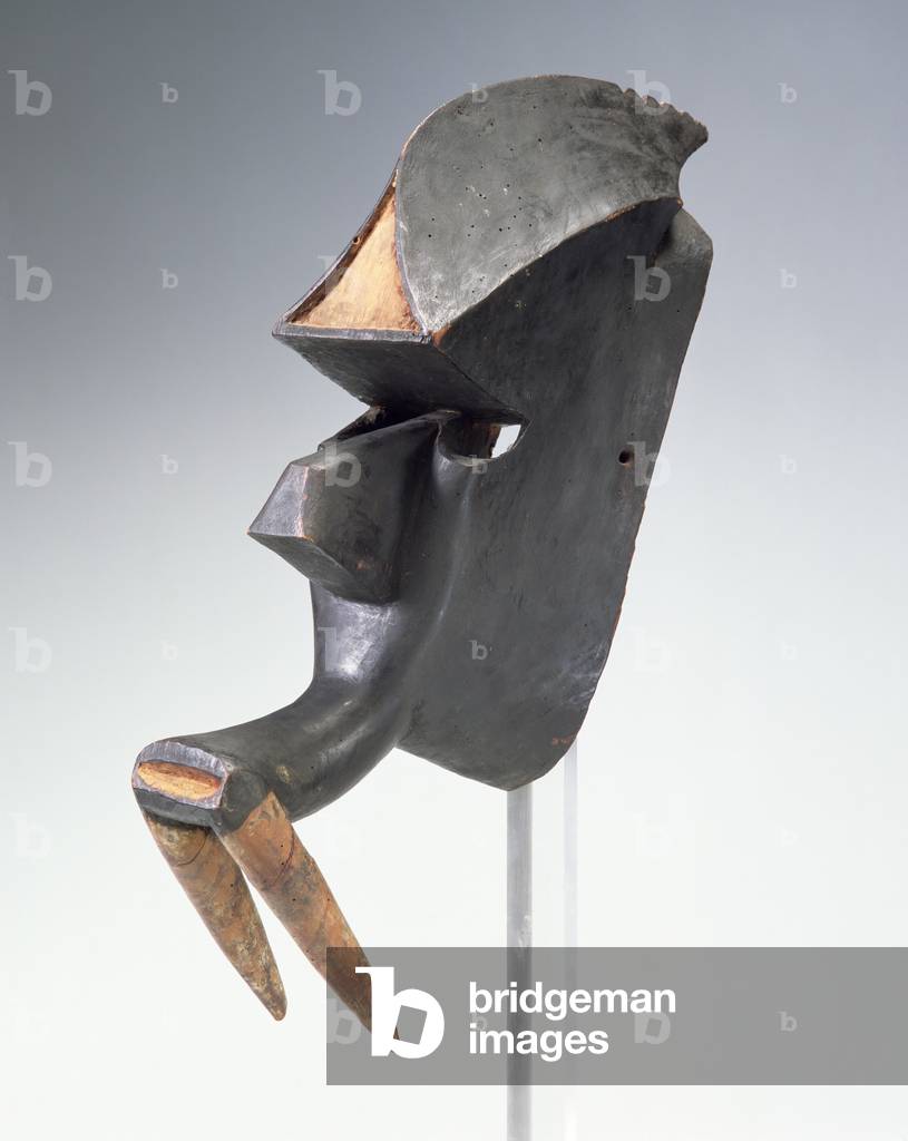 Maschera, Kwele, Congo, inizio sec. XX (legno e pigmento)