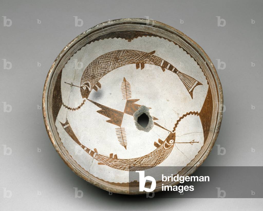 Immagine di Ceramica "Ciotola Mogollon con due pesci uncinati" 1025 di American School, b/w