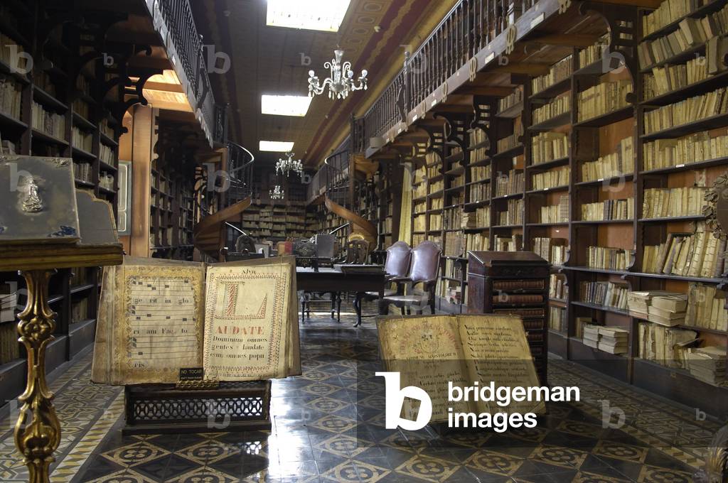 The library of the Monastery of St. Francis in Lima, Peru, 17th century (photo)