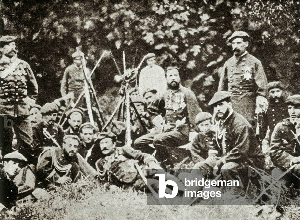 3eme guerre Carliste (1872-1876) : le pretendant au trone d'Espagne Charles de Bourbon (1848-1909) (Carlos Maria de Borbon y Austria-Este ou Charles VII), duc de Madrid, entoure de ses defenseurs. Photographie vers 1872-1876