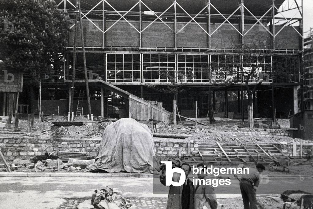 Construction of the Spanish pavilion at the International exhibition in Paris 1937, designed by Josep Lluis Sert (right) and Luis Lacasa, 23rd May 1937 (b/w photo)
