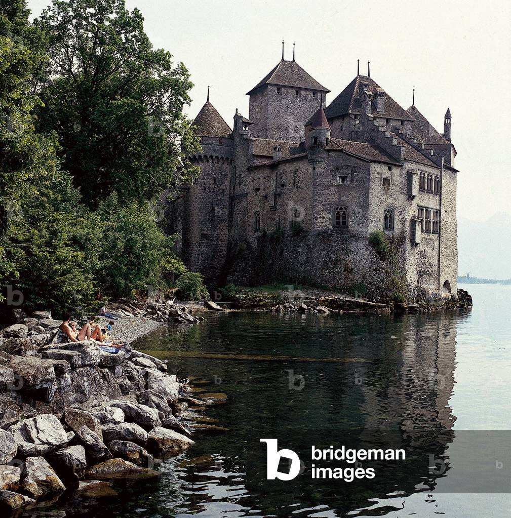 View of Chillon castle near Lake Leman in Vallais, Switzerland (photo)
