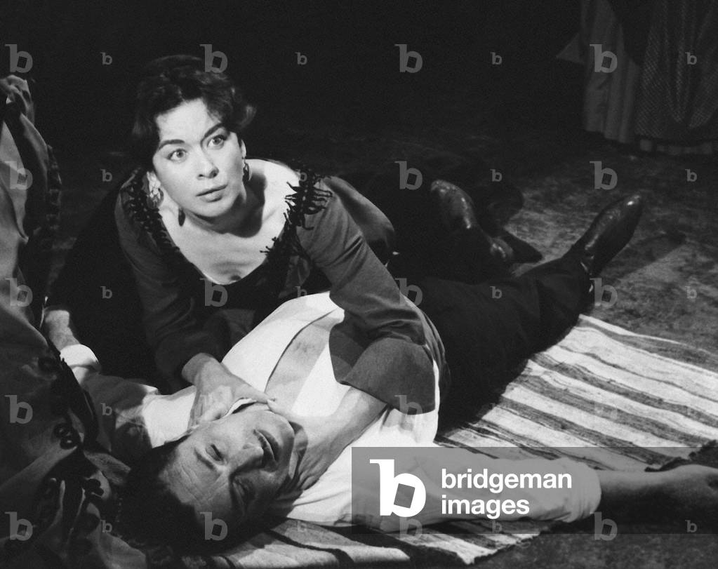 The comedians Aurora Bautista and E. Diosdado in a scene from the play “
