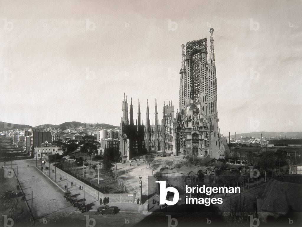 View of the Temple de la Sagrada Familia in 1928 (b/w photo)