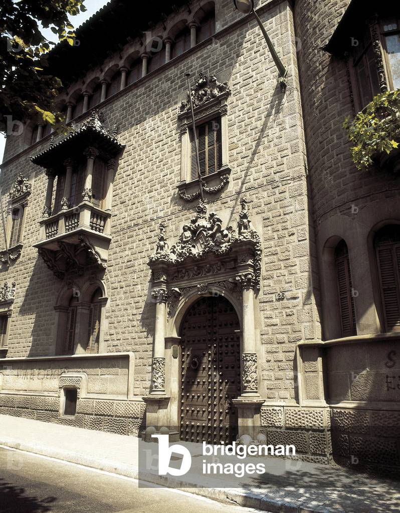 Casa Serra a Barcelone. Facade imitant le style espagnol Plateresque. Architecture de Josep PUIG I CADAFALCH (1867-1957), 1908 Barcelone, Espagne. (L'utilisation des oeuvres de cet auteur peut etre soumise a une demande d'autorisation a un tiers ou au paiement de droits supplementaires)