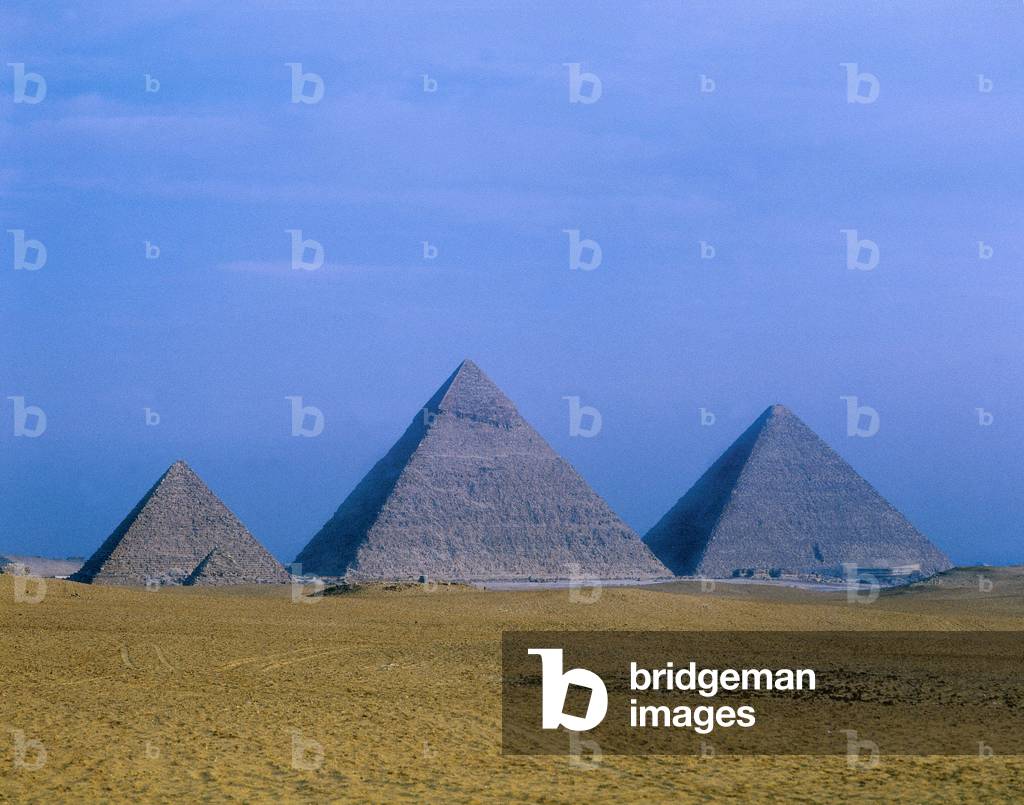 View of the pyramids of Giza, Egypt (photo)