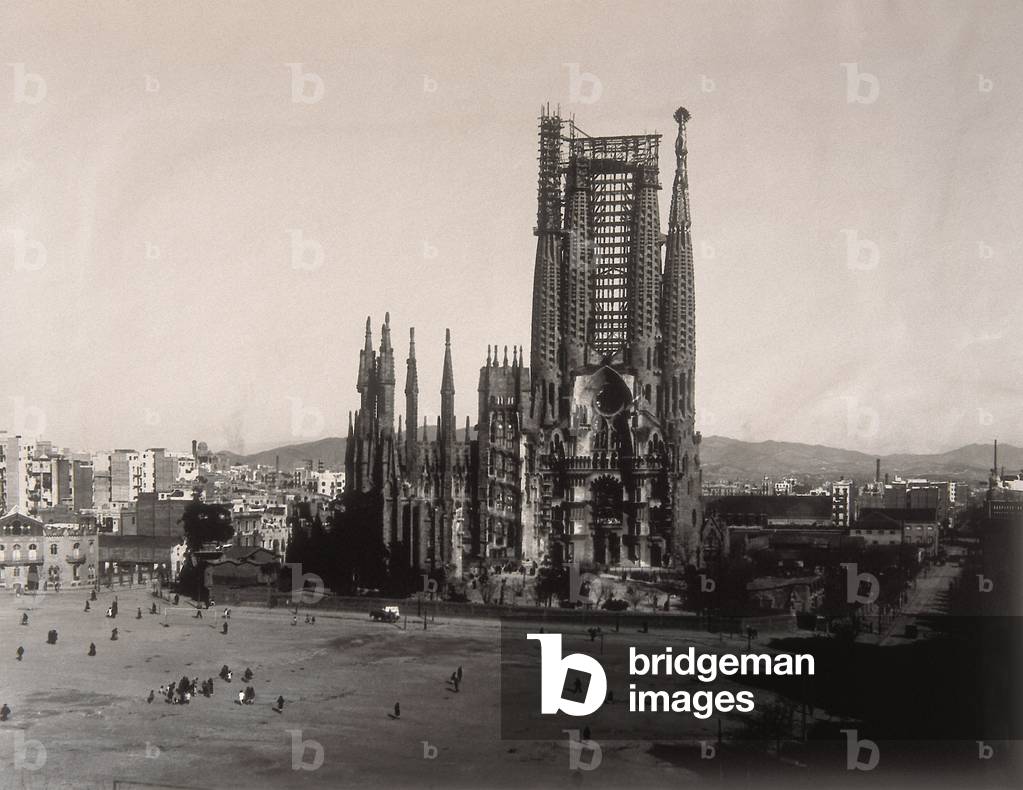 View of the Temple de la Sagrada Familia in 1927 (b/w photo)