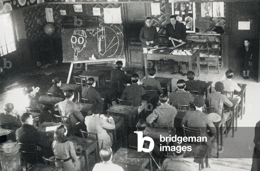 Guerre civile espagnole (1936-1939) : reunion pour apprendre a se defendre contre une attaque au gaz. Ecole industrielle de Barcelone, Espagne, decembre 1938.