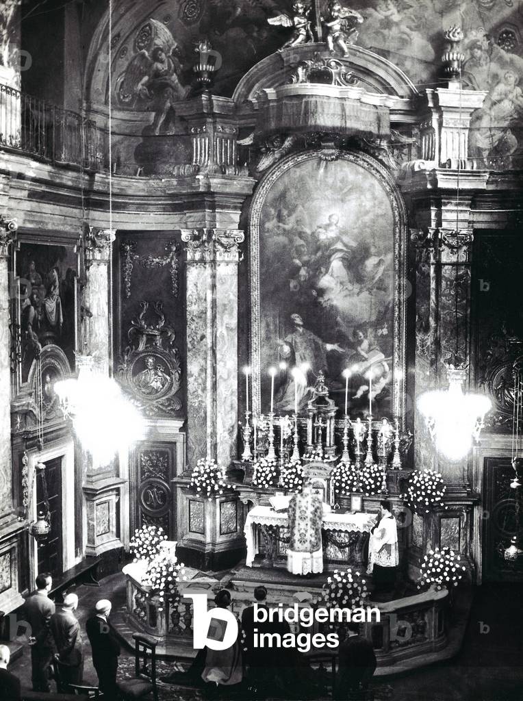 Religion, Europe: Mass celebrating a marriage in a church (1960) (photo)