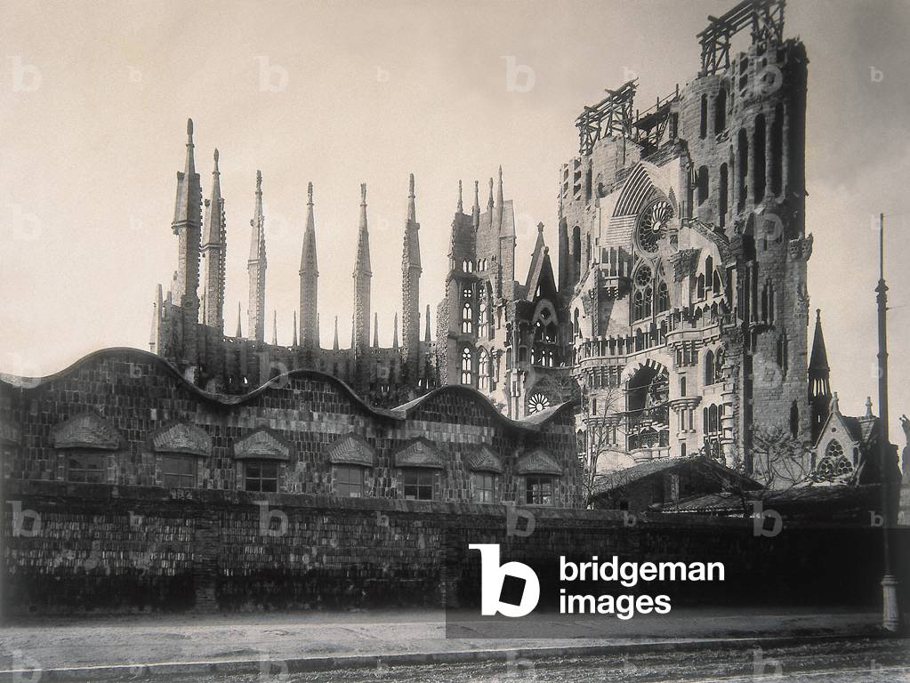 View of the Temple de la Sagrada Familia in 1928 (b/w photo)