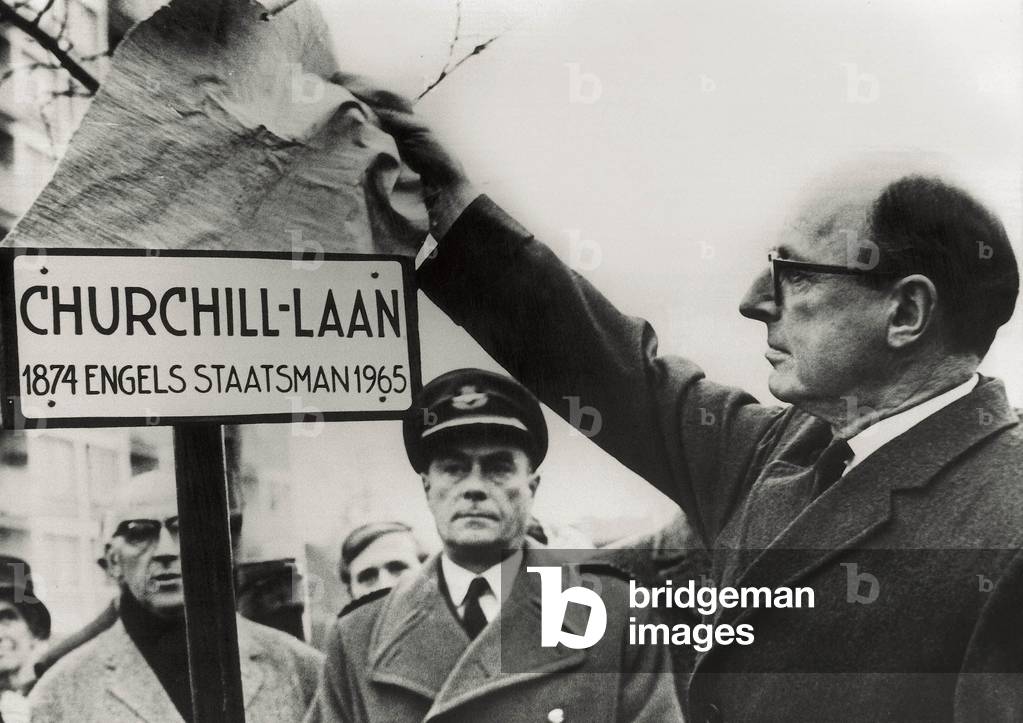 Ambassador Peter Garren uncovers the plaque in tribute to the politician Winston Churchill (1874-1965) in Harleem, Netherlands, c.1970 (b/w photo)