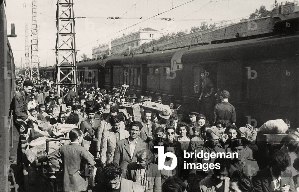 Emigration: flood of emigrants on the quay of Atocha Station, Madrid, c. 1936-39 (photo)