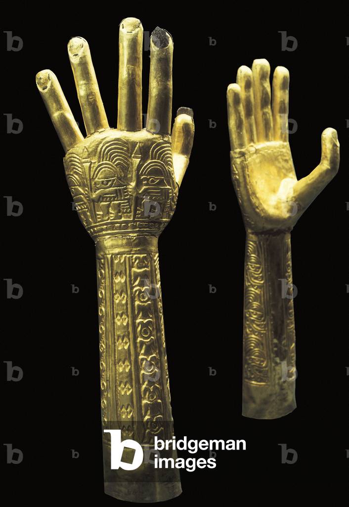 Precolombian civilization: golden hands used during ceremonies. 800-1450.