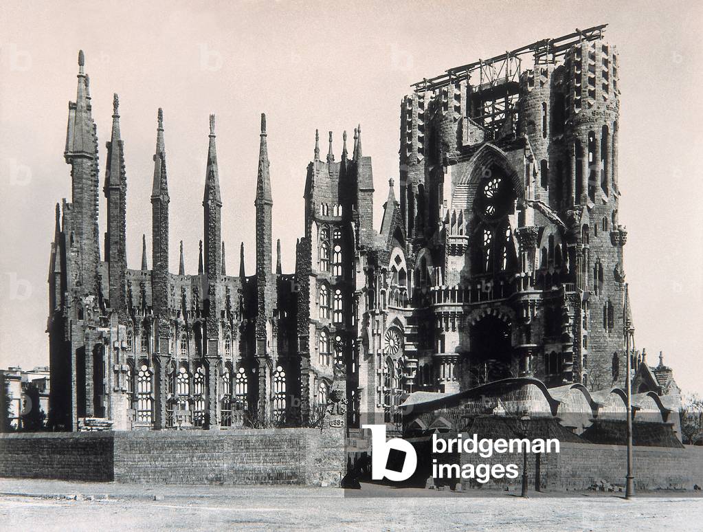 View of the Temple de la Sagrada Familia in 1915 (b/w photo)