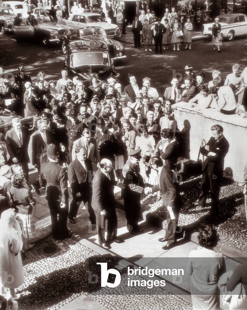 Yuri Alexeievich Gagarin (1934-1968), Russian aviator and astronaut, welcomed by a welcome committee during a visit to London (England). Photograph 20th.