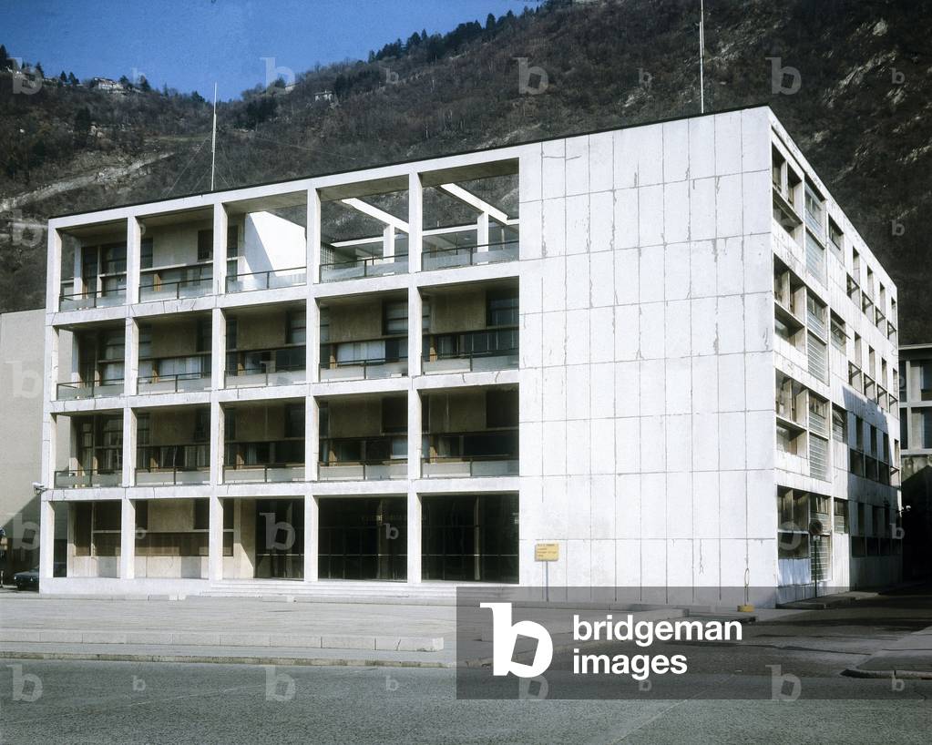 View of the Casa del Fascio, built 1932-36 (photo)