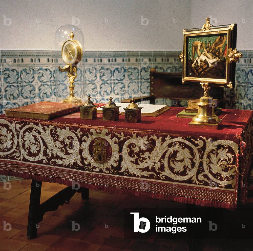 Bureau du roi Philippe II d'Espagne (1527-1598) avec un tableau du martyre de saint Laurent de l'ecole florentine et une horloge de Hans de Evalo. 1583 Photographie. San Lorenzo de El Escorial. Monastere royal de San Lorenzo de El Escorial.