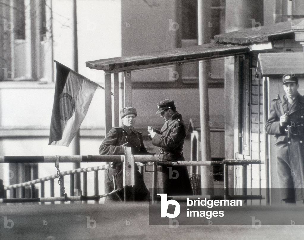 German soldiers of R.D.A on the Bridge of Glienicker in Berlin, mid-20th century (photo)