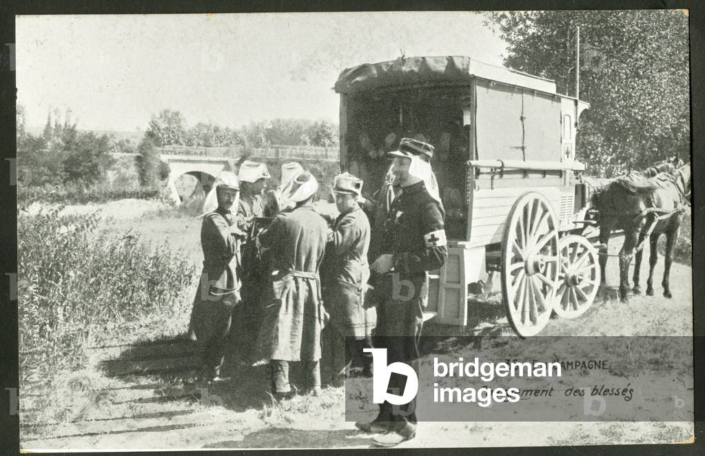 Postcard, N & B: In the Field Loading of Wounded - War of 14 -18, Medical, Photography, Front (military) - Soldiers