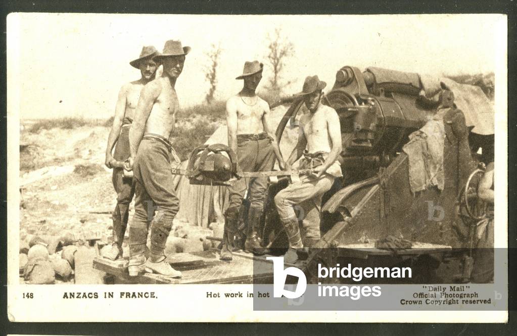 Postcard, in N & B: Anzacs in France hot work in hot weather - War of 14 -18, Photography, Canons, shells, Anzac