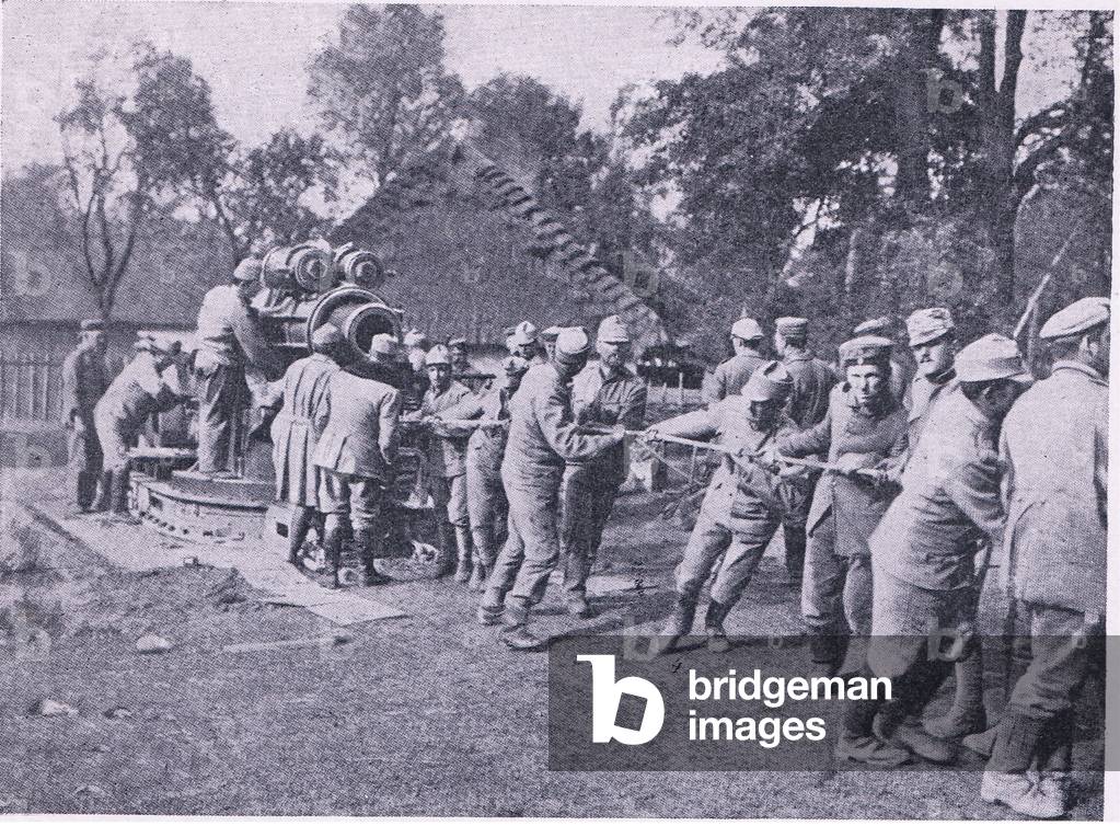 Getting a gun to safety: An Austrian Howitzer moved before the Russian advance  (photo)