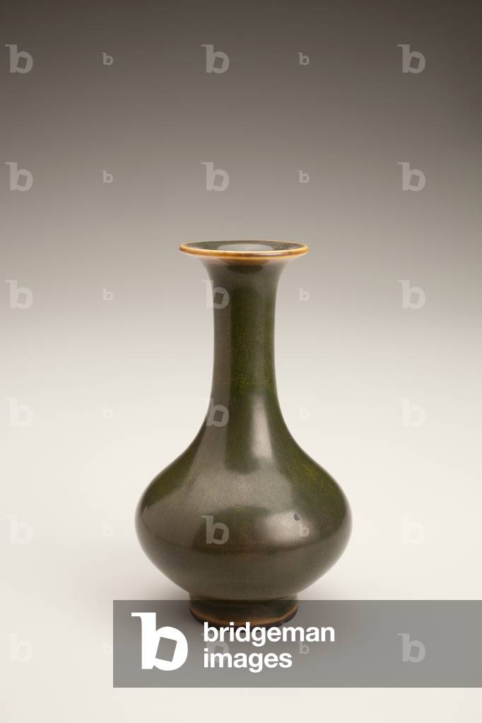 Tea-green vase, 1700s (porcelain with overglaze enamel)