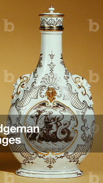 Wine bottle, Vienna Porcelain Manufactory, c.1730-5 (hard paste porcelain, polychrome enamels & gilding)