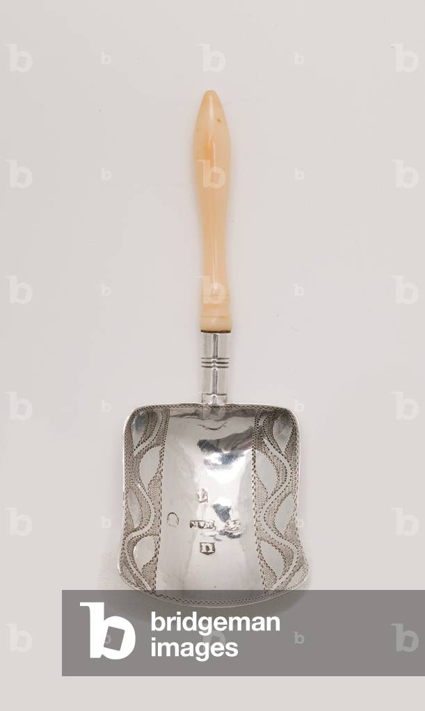Caddy spoon with bone handle by Wardell & Kempson, 1811 (silver with bone handle)