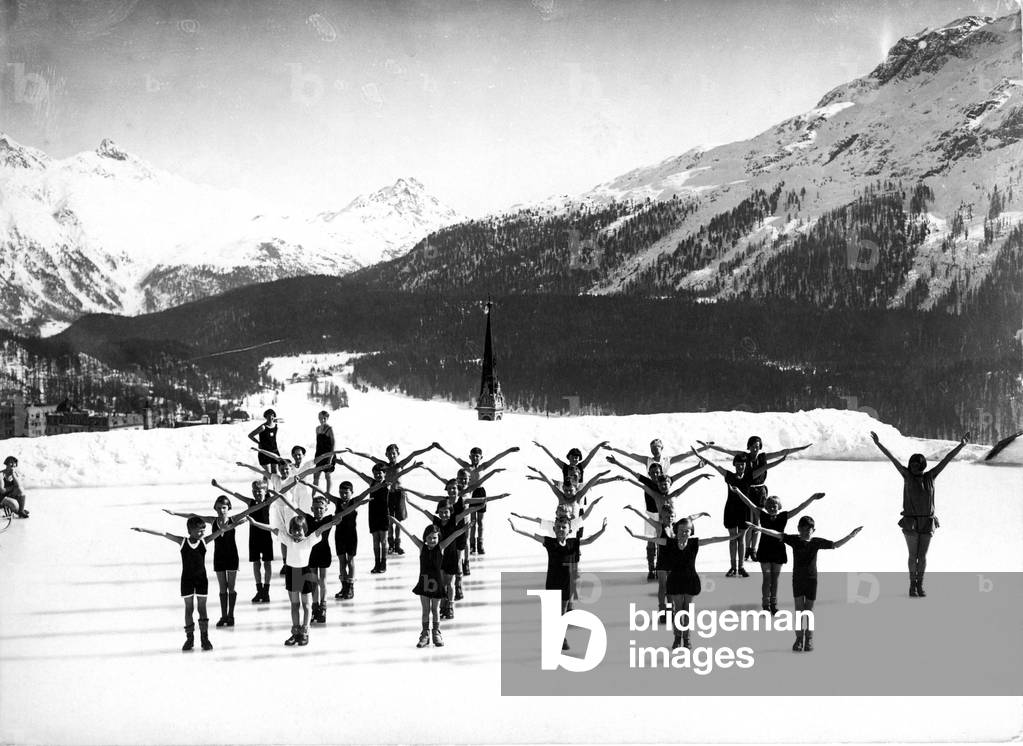 Sport: Women doing gymnastics. Photography around 1929